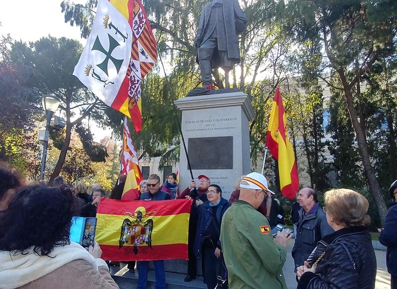Nostálgicos del franquismo exhiben banderas preconstitucionales en una protesta.