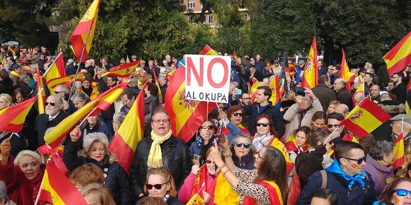 Manifestantes en la concentración de Vox