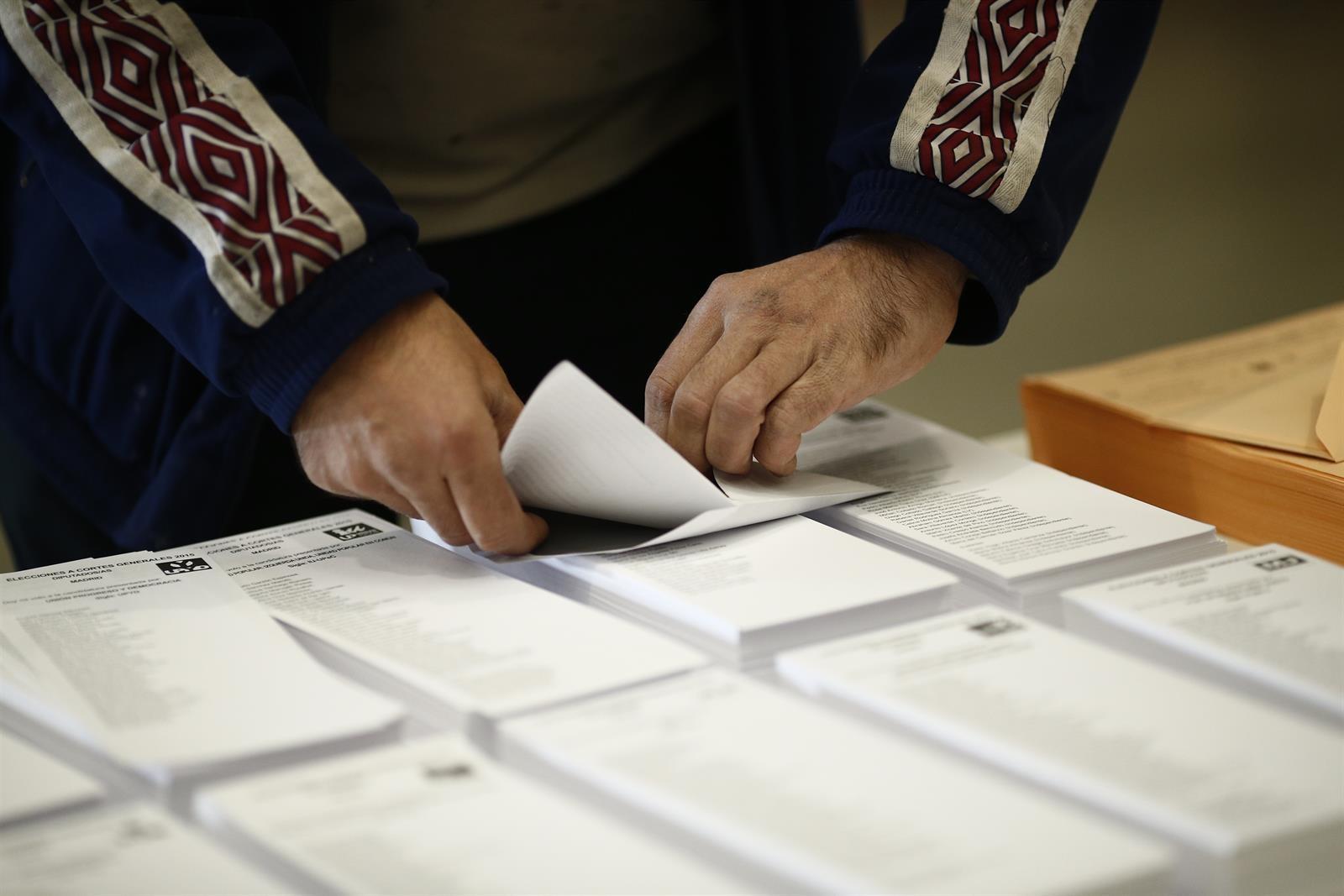 Una persona votando.