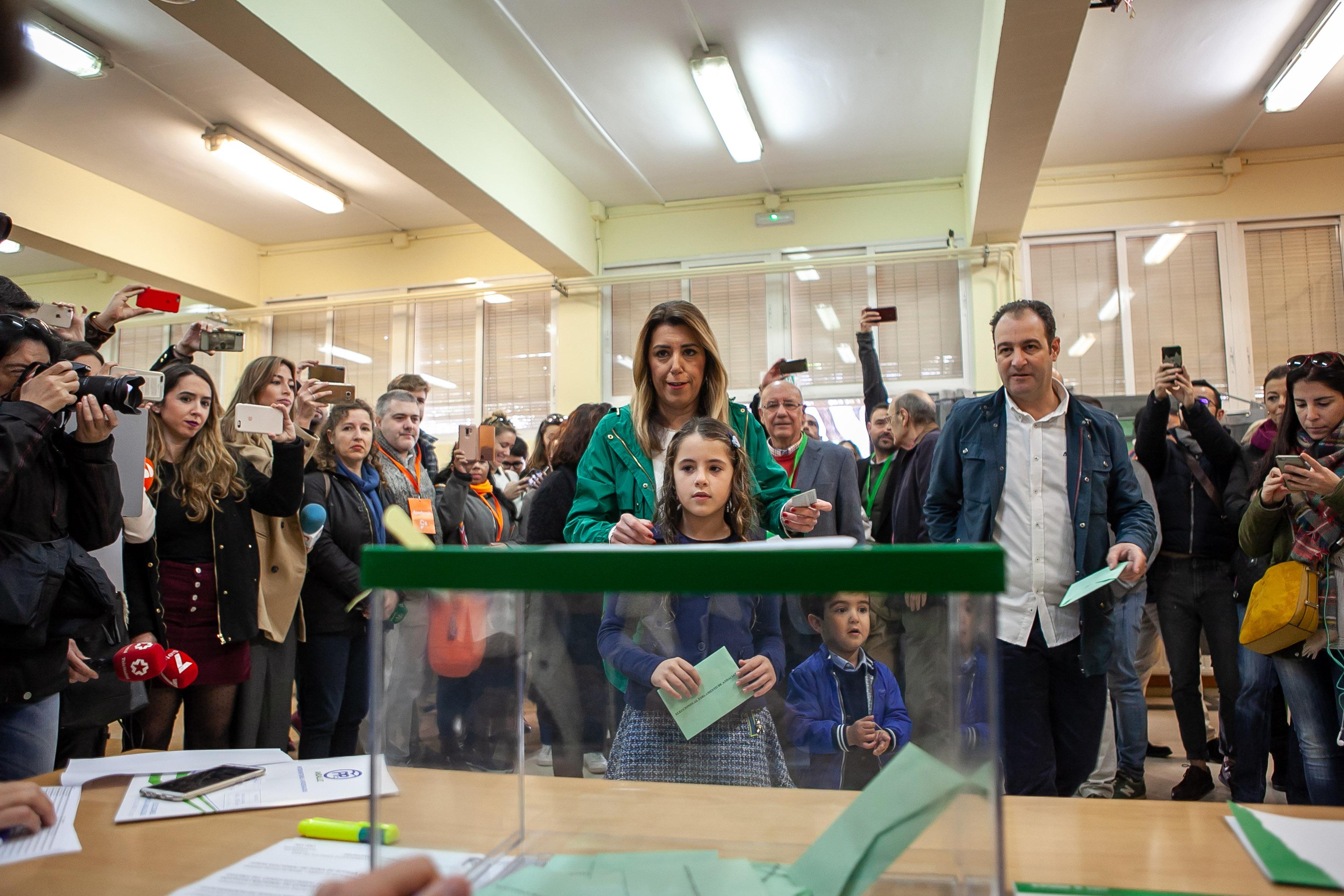 En Sevilla la presidenta de la Junta y candidata a la reelección Susana Díaz acude a votar en el colegio público Alfares Andal