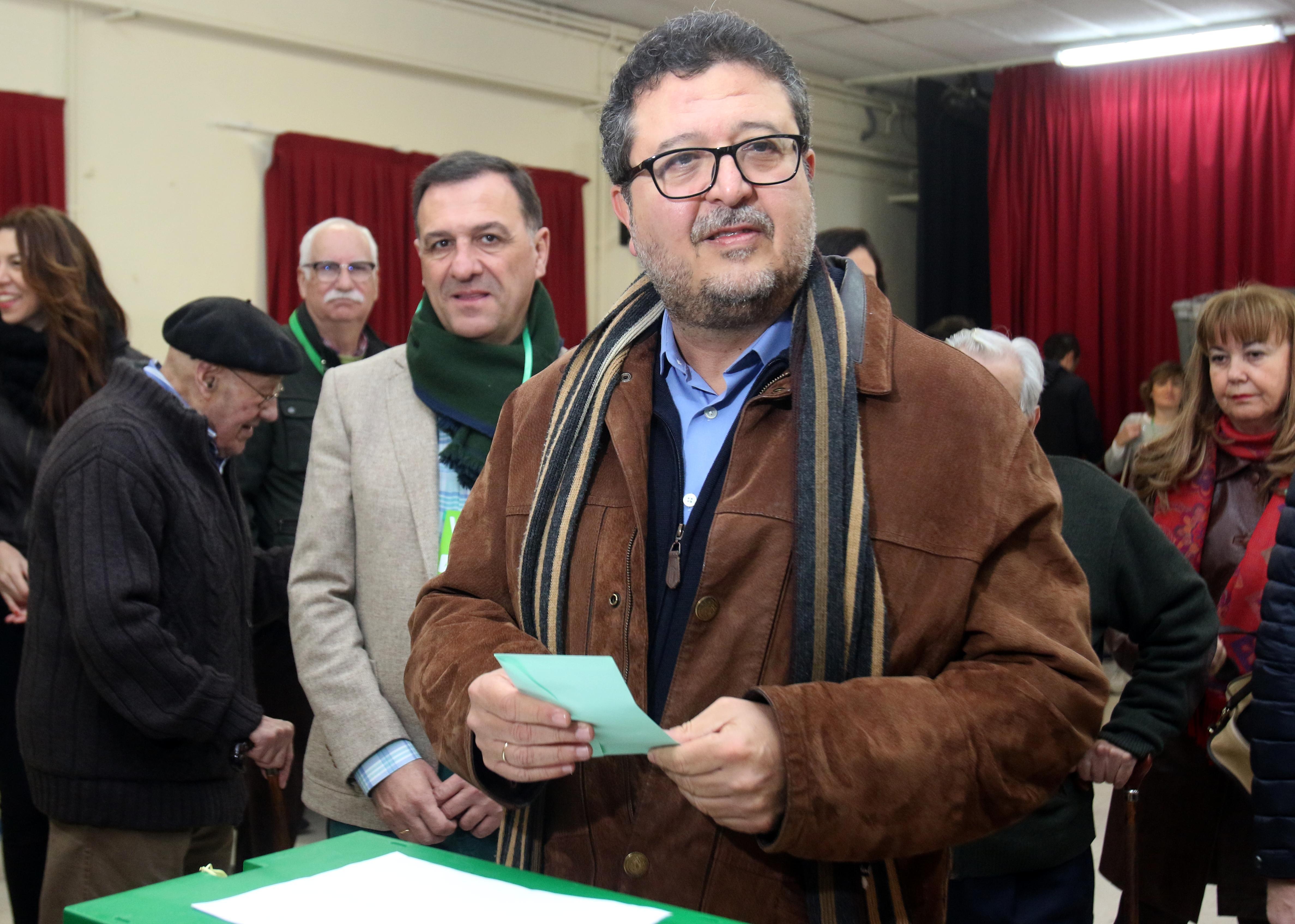 El candidato de VOX a la Presidencia de la Junta, Francisco Serrano, votando el 2-D.