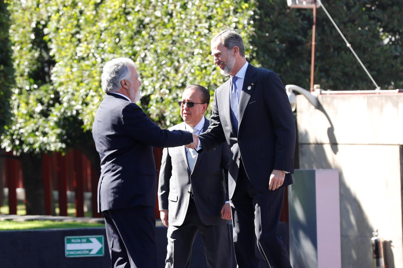 El rey a su llegada a la ceremonia de transmisión de poderes, recibido por el Canciller Marcelo Ebrard y por el subsecretario de Gobernación Alejandro Encinas - Casa Real