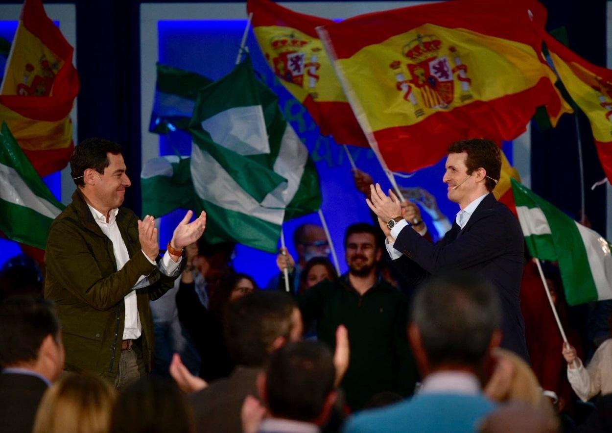 Pablo Casado y Juanma Moreno Bonilla durante un mitin en la campaña electoral