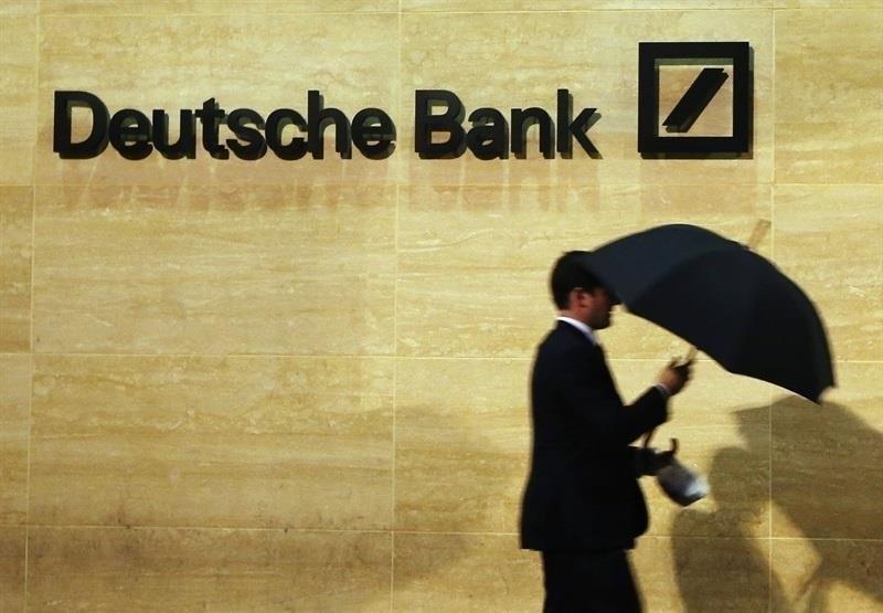 Un hombre pasa ante las oficinas de Deutsche Bank