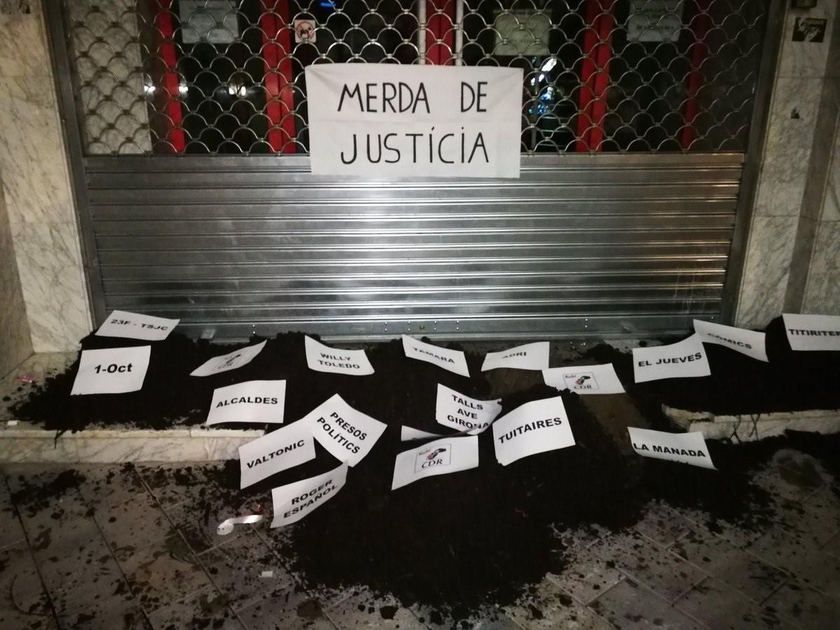 Los CDR vuelven a dejar excrementos y basura a las puertas de juzgados catalanes. EP. EP
