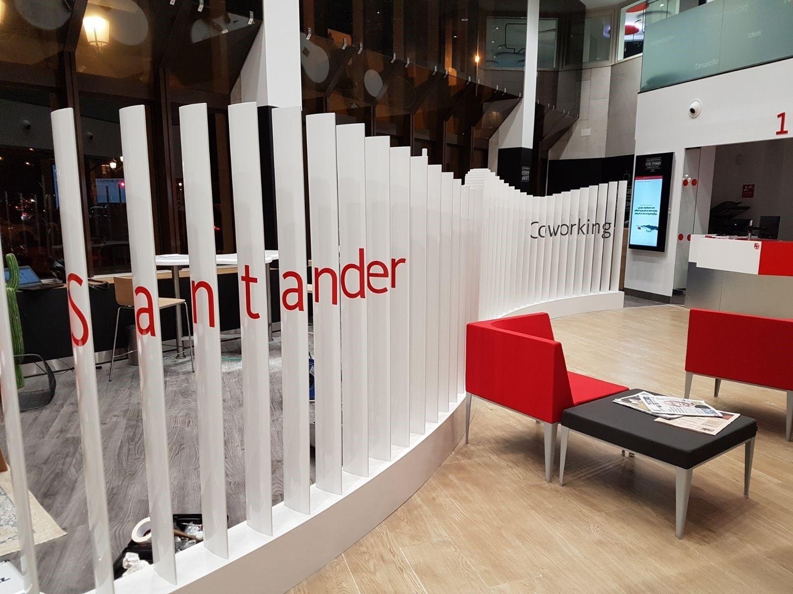 Espacios de 'coworking' en una oficina del Banco Santander