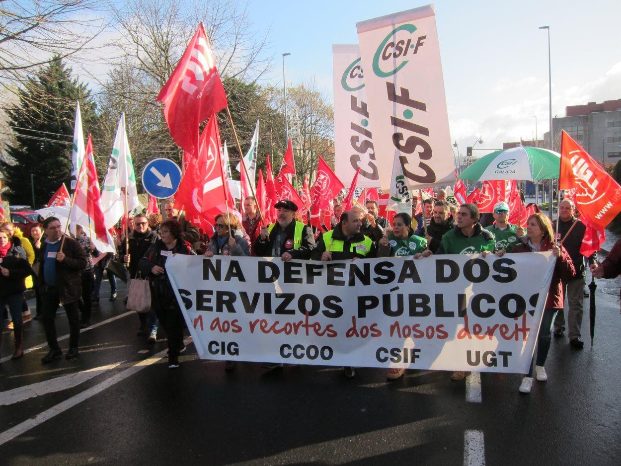 Varios centenares de laborales se manifiestan en Santiago para decir a Feijóo que ya está bien de discriminación.EP