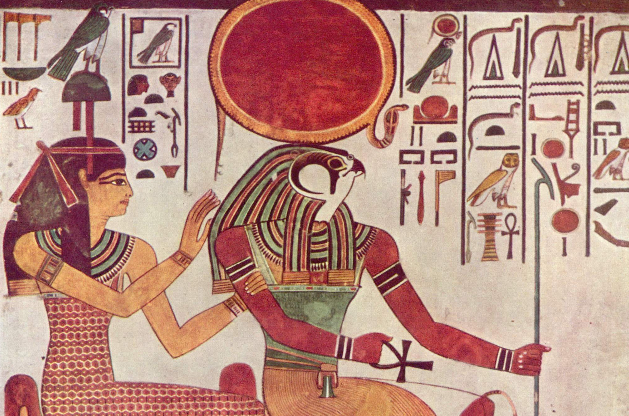 Representación del dios Ra (centro), acompañado de Imentet (izquierda) en la tumba de Nefertari