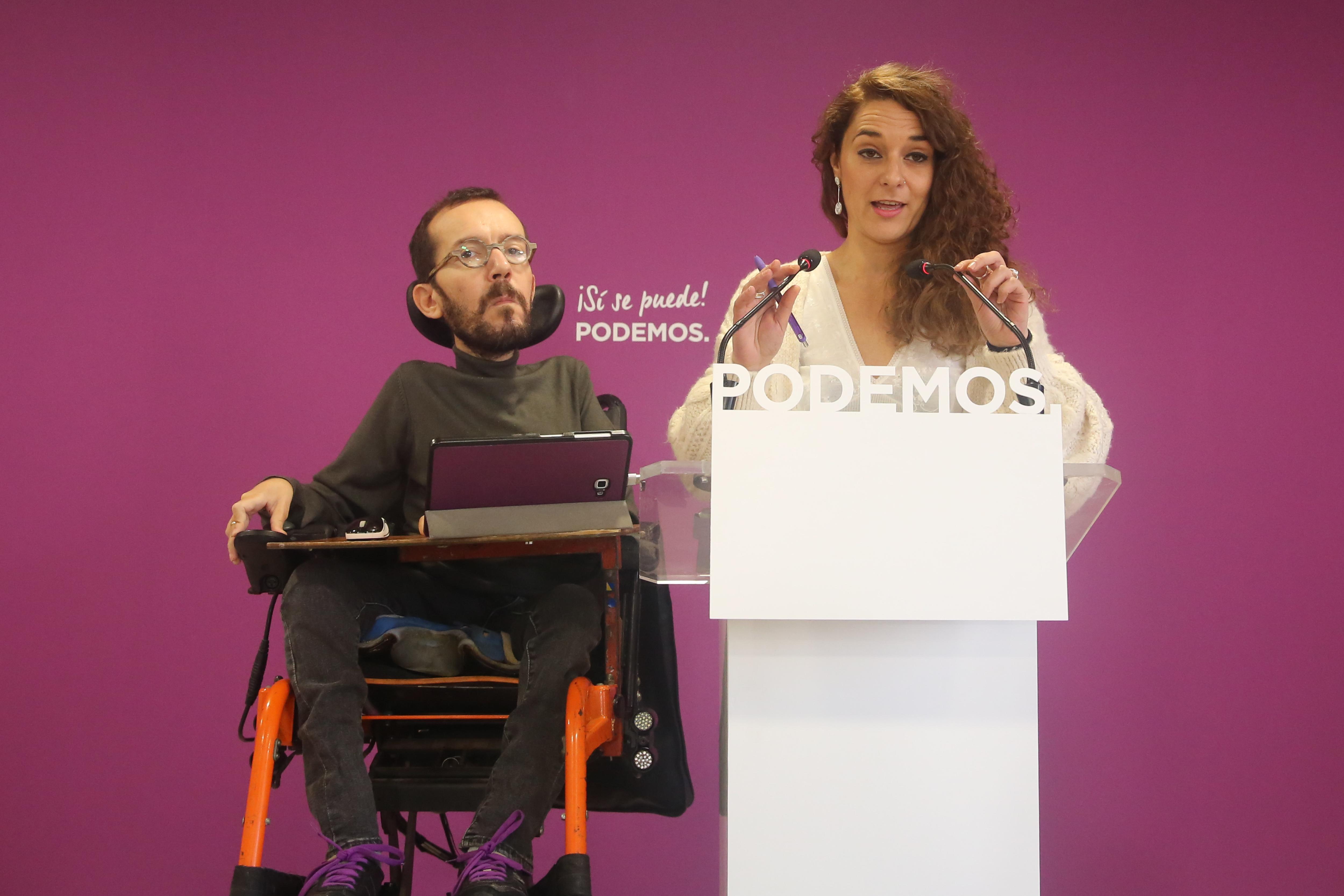 El secretario de Organización y Programa de Podemos y portavoz del grupo morado Pablo Echenique y la portavoz del grupo morado Noelia Vera.
