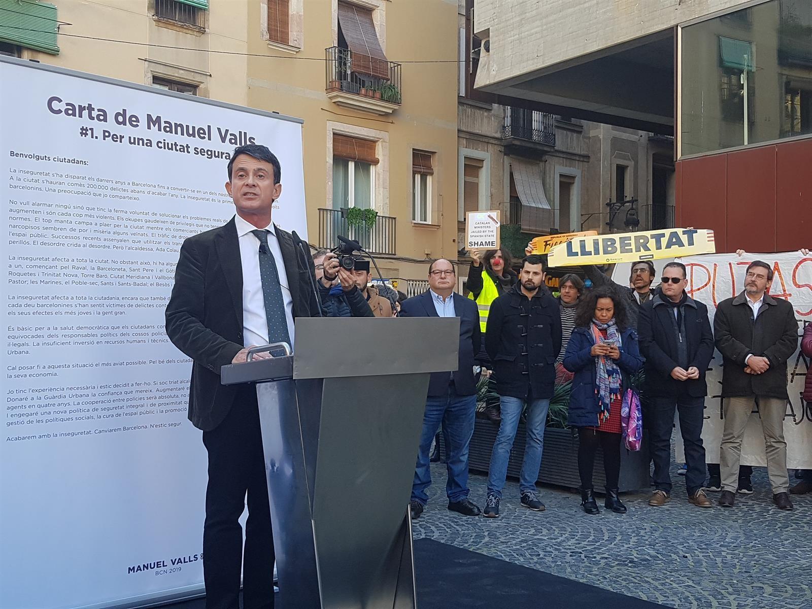 Manuel Valls durante un acto en el Raval. Europa Press