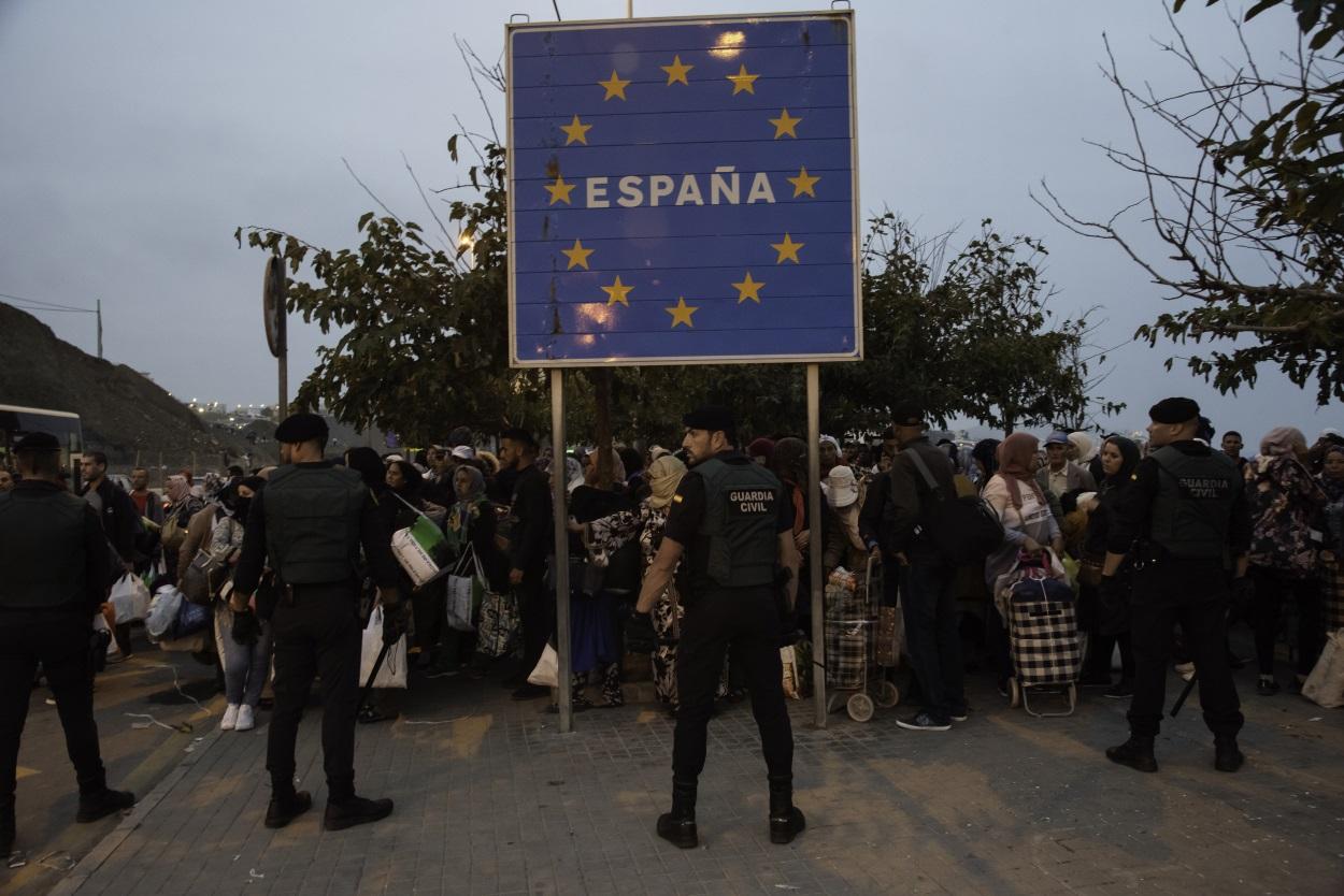 La Guardia Civil en la frontera del Tarajal