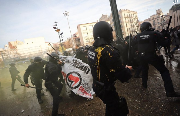 Los mossos cargan contra los antifascistas