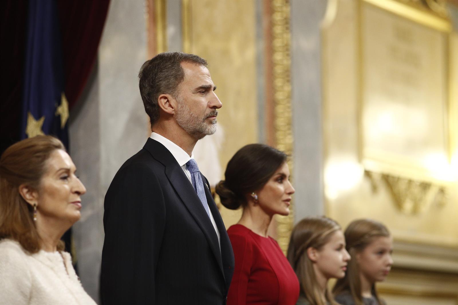 Ana Pastor junto al Rey Felipe VI, la reina Letizia y las infantas. Fuente: EP.