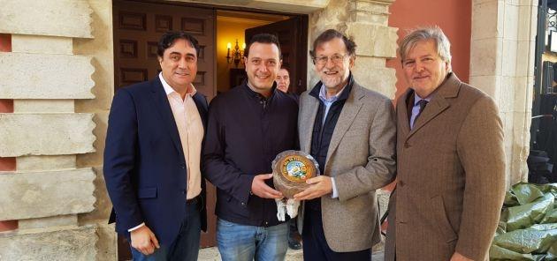 Rajoy y Méndez de Vigo con el alcalde (izquierda) y con un empresario quesero.