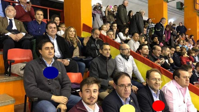 El alcalde (punto azul), el presidente de la Diputación (punto amarillo) y el aspirante (punto rojo), en un partido de balonmano en Cuenca