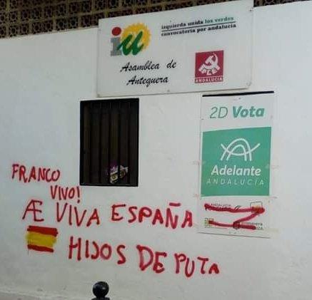 Fachada con las pintadas de la sede de IU Antequera. Fuente: Twitter.