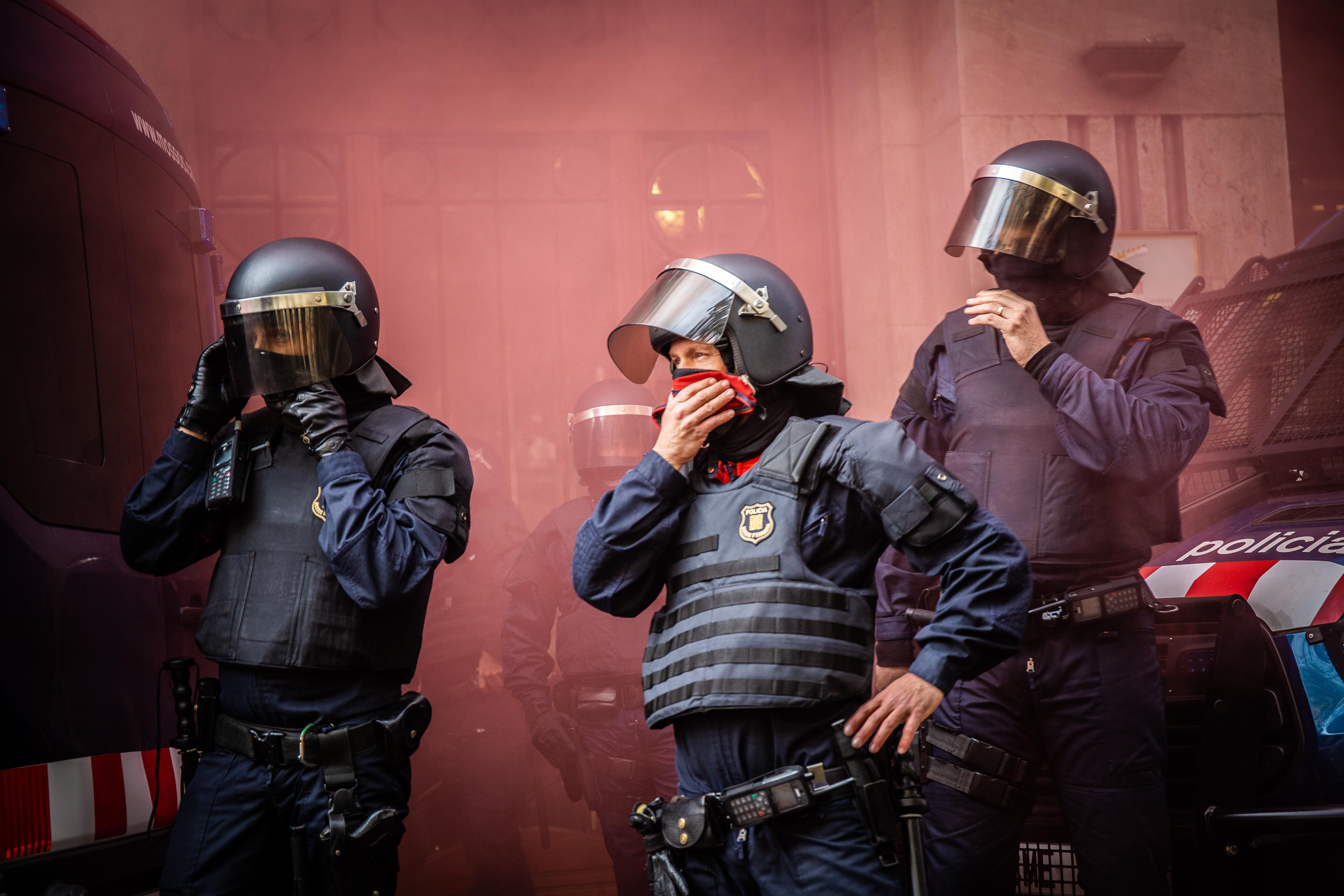 Mossos d' esquadra respiran el aire de los botes de humo tirado por los estudiantes durante la manifestación 