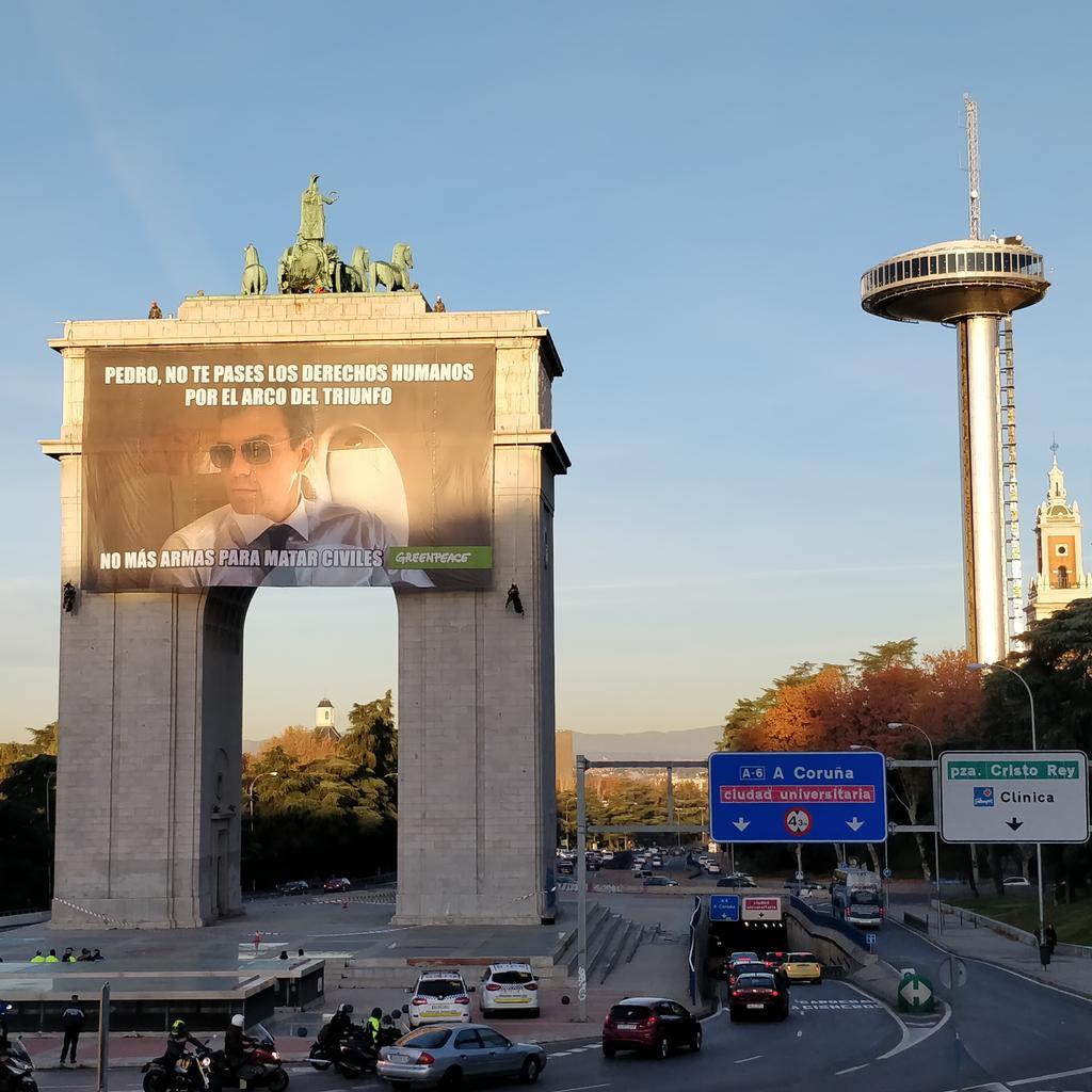 Pancarta desplegada por Greenpeace en el Arco de Moncloa esta mañana, con la imagen de Pedro Sánchez - Twitter Greenpeace