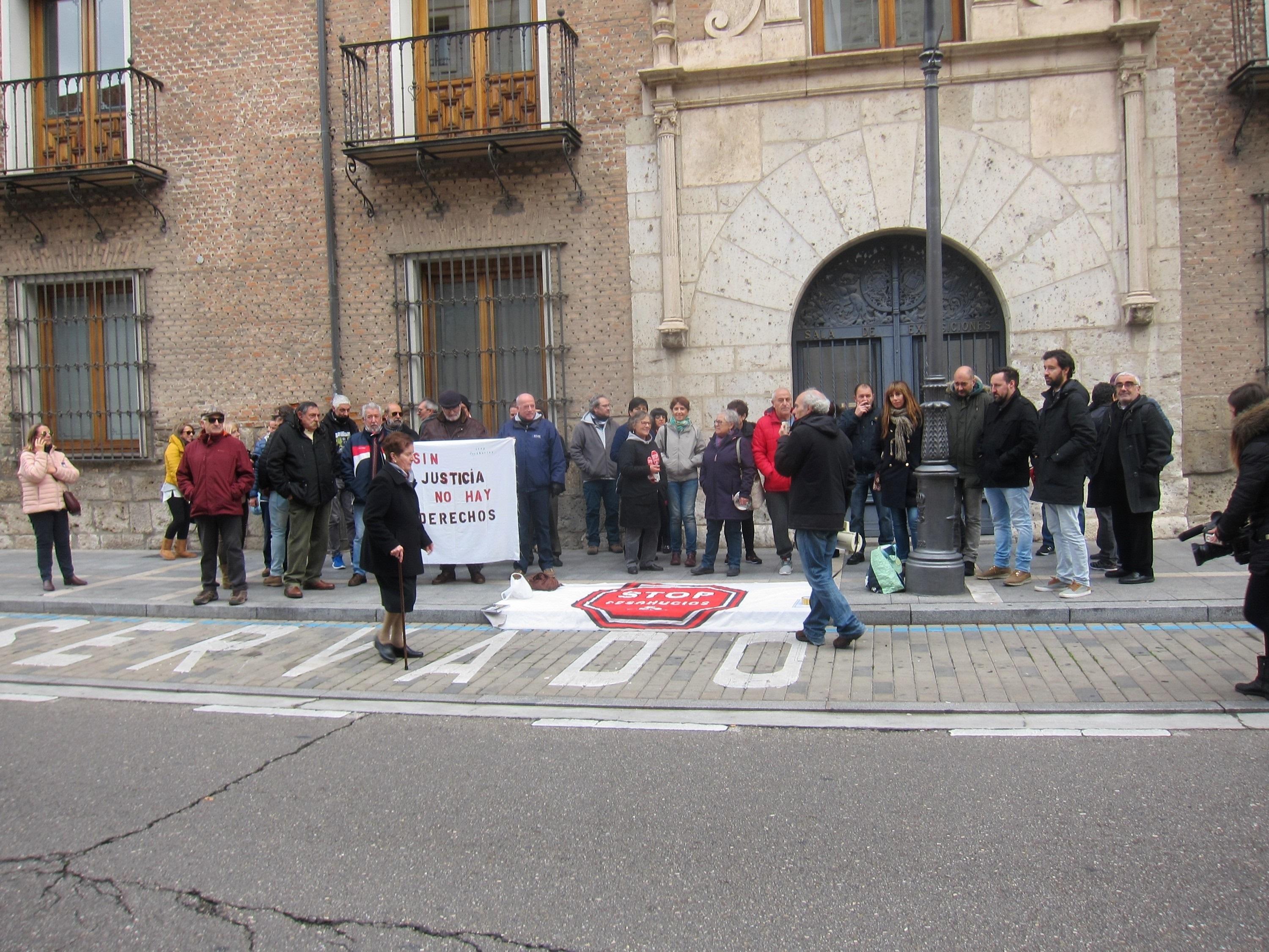 Cacerolada de Stop Desahucios en Valladolid contra la decisión del Supremo sobre hipotecas - Europa Press