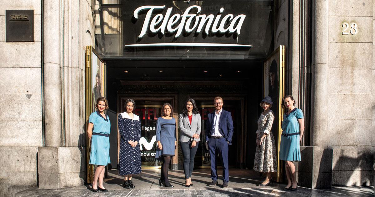 María Jesús Almanzor, María Ferreras y Sergio Osle posan junto a 'Las chicas del cable', la ficción de Netflix que tiene a Telefónica como escenario y que se incorpora a la parrilla de Movistar