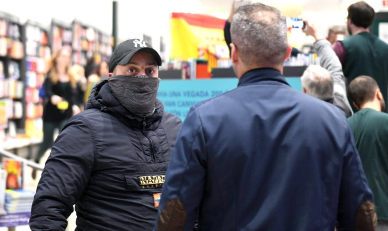 Un encapuchado que protagonizó el escrache contra Pablo Iglesias