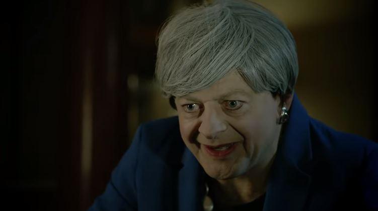 Andy Serkis parodiando a Theresa May como Gollum