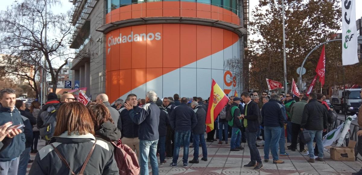 Funcionarios de prisiones ante la sede de Ciudadanos en Madrid. Twitter