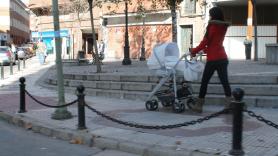 Una mujer pasea a un bebé en una imagen de archivo - Europa Press