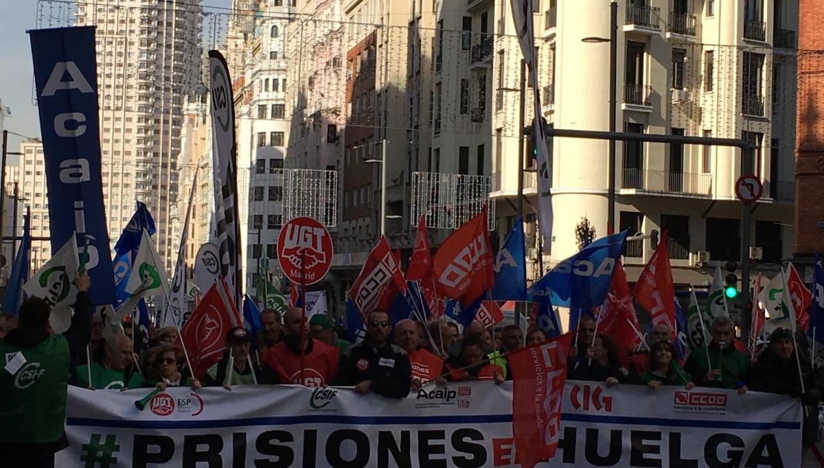 Una de las cabeceras de la marcha de los funcionarios de prisiones por Gran Vía. ELPLURAL