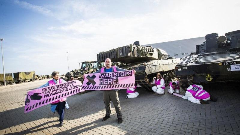 Antimilitaristes moc en el puerto de Sagunto. Antimilitaristes moc