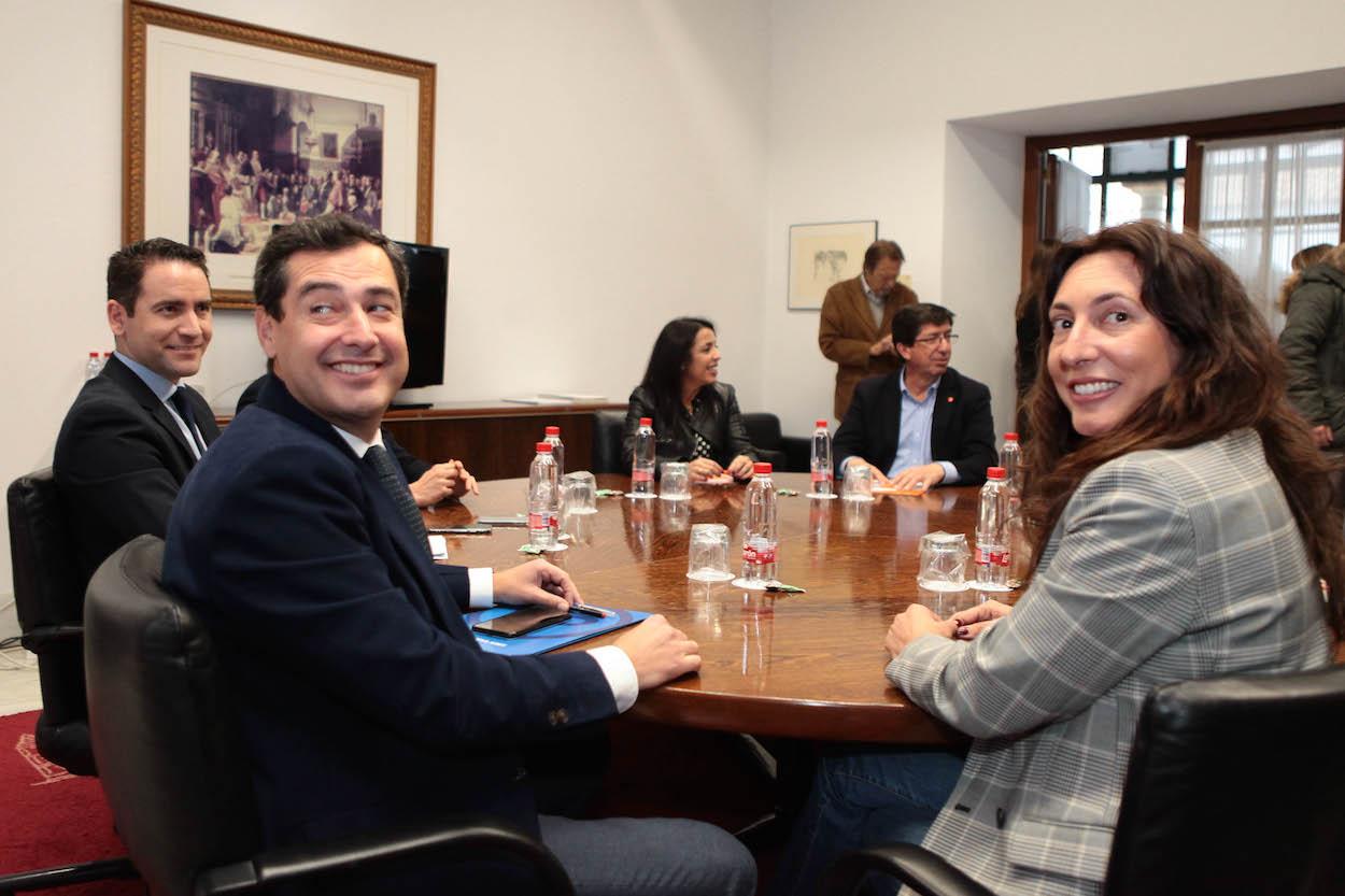 Juanma Moreno y Loles López, en primer término, en la reunión del día 18 del PP y CS. JESUS PRIETO/EP