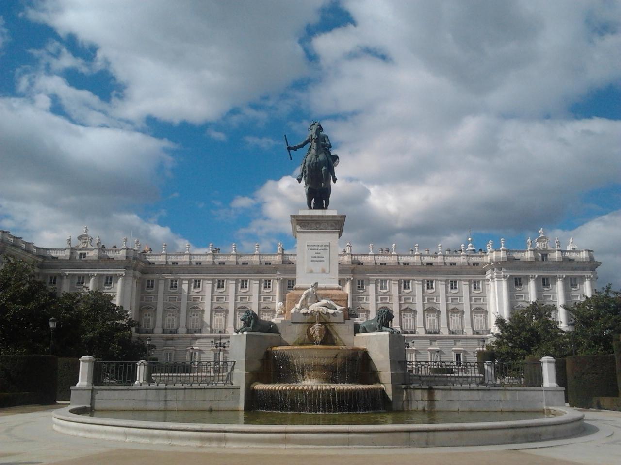 Estatua de Felipe IV y Palacio Real