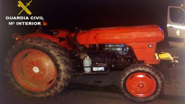 Imagen proporcionada por la Guardia Civil del tractor interceptado - Guardia Civil
