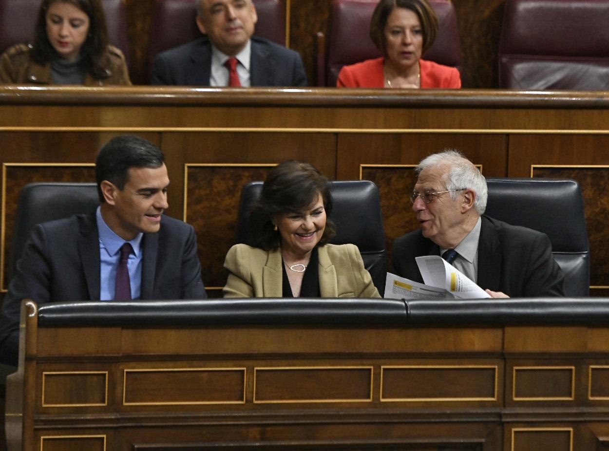 El presidente del Gobierno, Pedro Sánchez, junto a Carmen Calvo y Josep Borrell