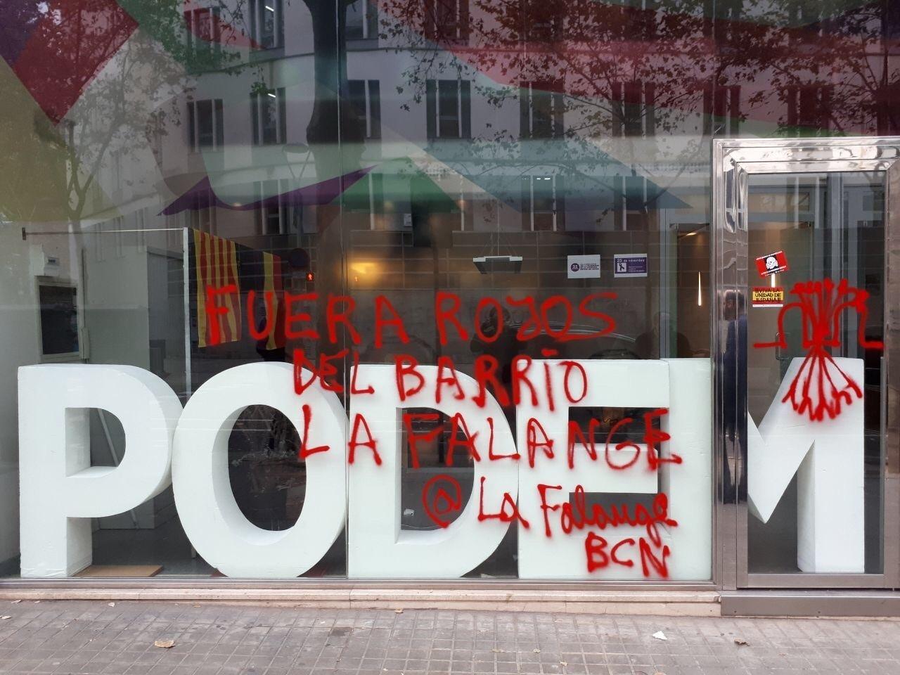Sede de Podem en Barcelona con pintadas fascistas. Twitter: @Podem_cat