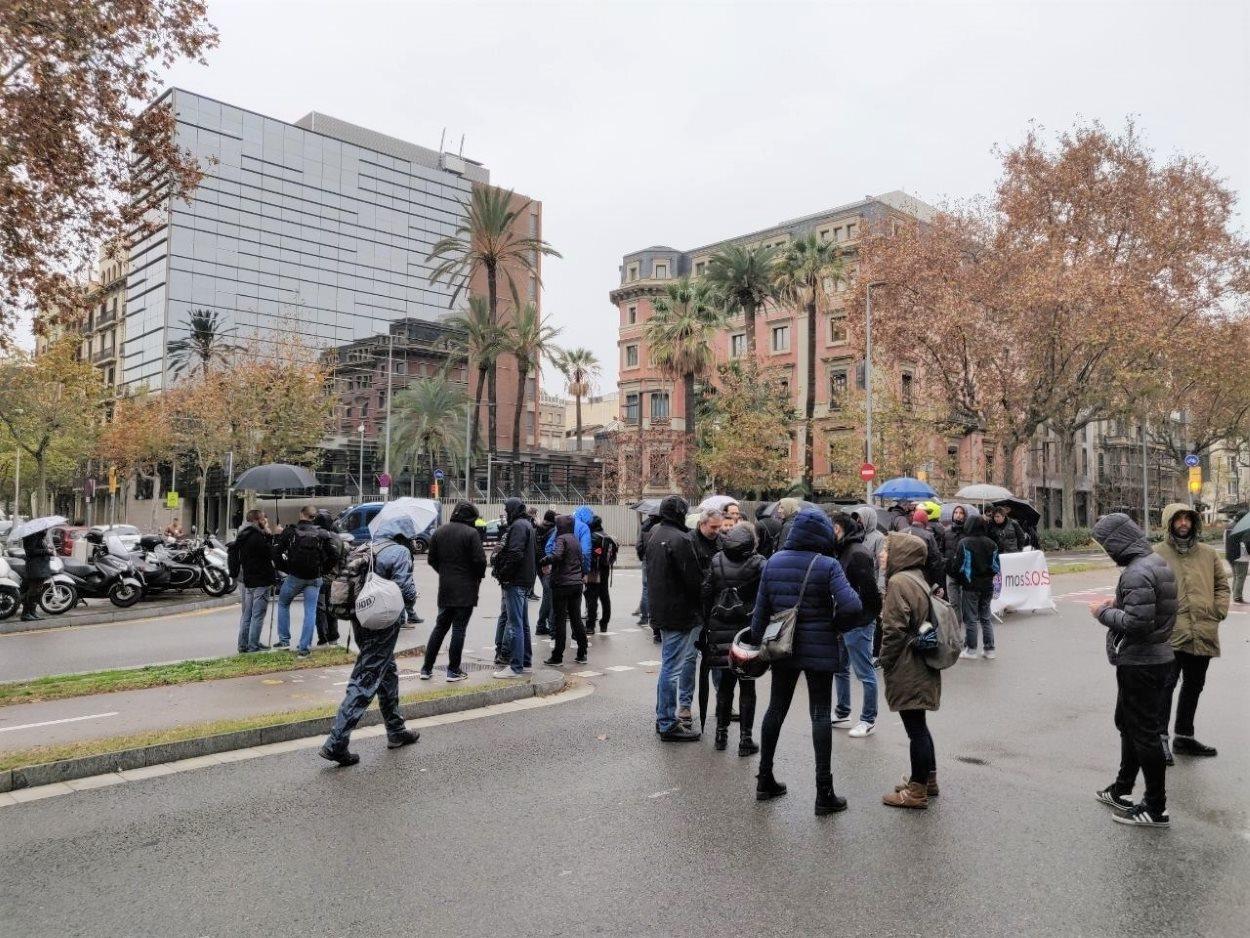 Unos 60 sindicalistas de Mossos cortan el paseo Sant Joan ante la Conselleria de Interior. EP
