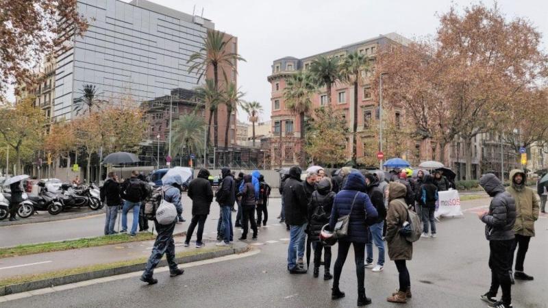 Unos 60 sindicalistas de Mossos cortan el paseo Sant Joan ante la Conselleria de Interior. EP