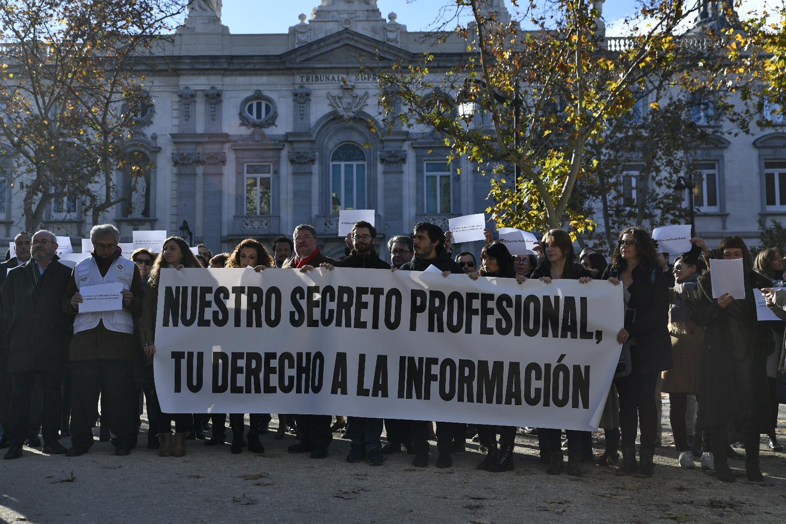 Varios periodistas se concentran frente al Tribunal Supremo de Madrid contra el ataque a la libertad de prensa.