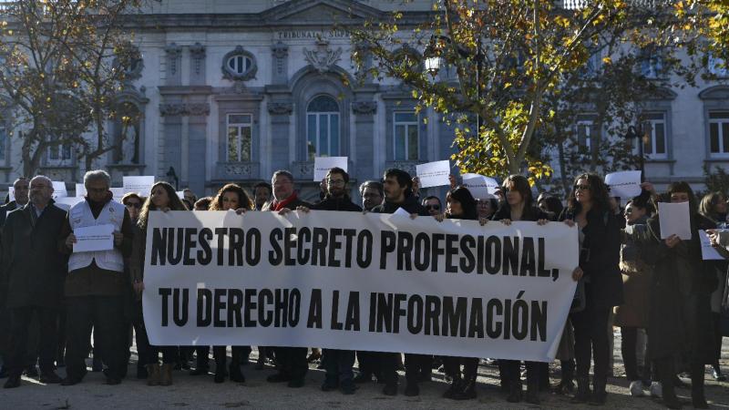 Varios periodistas se concentran frente al Tribunal Supremo de Madrid contra el ataque a la libertad de prensa de Baleares Varios periodistas se concentran frente al Tribunal Supremo de Madrid contra el ataque a la libertad de prensa de Baleares