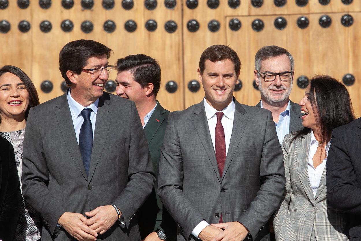 Juan Marín y Albert Rivera, con dirigentes y diputados de Cs en el Parlamento. JESÚS PRIETO/EP