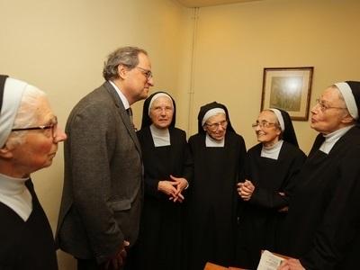 Imagen institucional de Torra visitando a unas religiosas