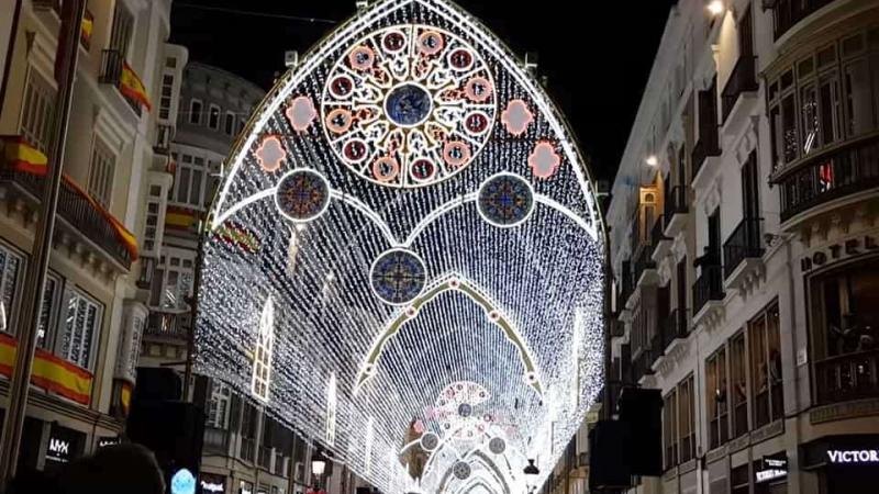 Resaltar Trascendencia cielo Málaga y Vigo se 'pican' por las luces de Navidad