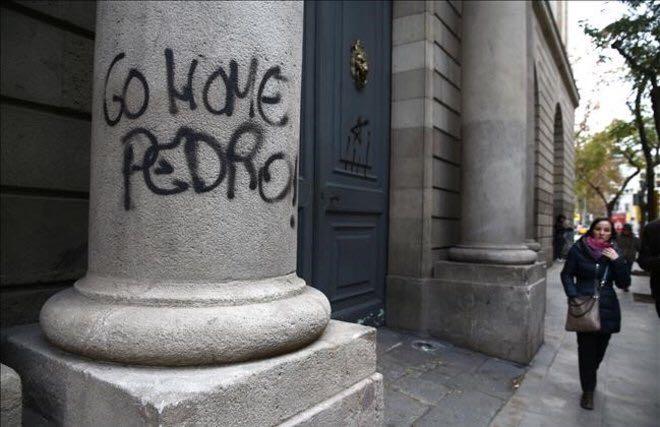 Pintadas contra Pedro Sánchez en la sede de la Llotja de Mar en Barcelona