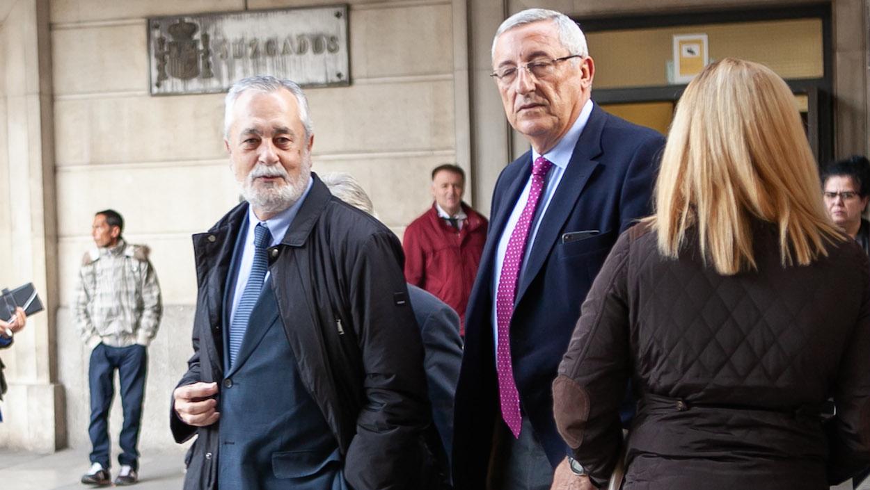 El expresidente José Antonio Griñán, llegando a la Audiencia de Sevilla. EP