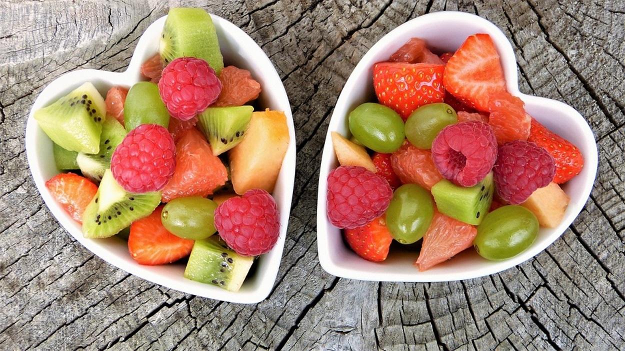 Imagen de dos cuencos con frutas