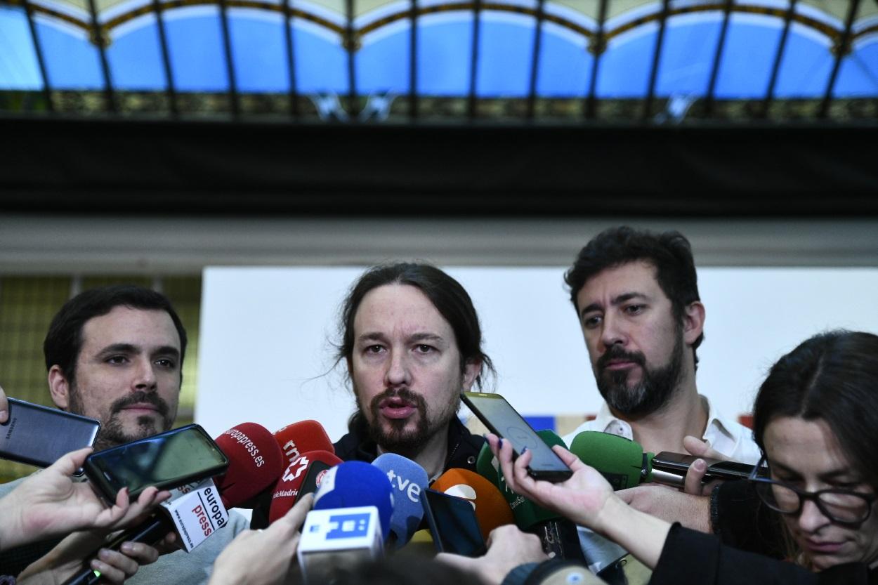 El secretario general de Podemos, Pablo Iglesias, junto a Alberto Garzón y Antón Gómez Reino