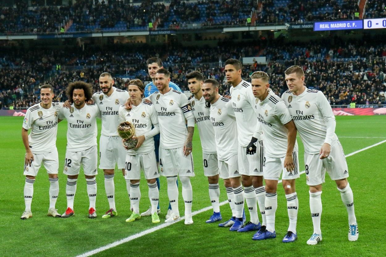 Los jugadores del Real Madrid en el Estadio Santiago Bernabéu posando junto a Modric con el Balón de Oro