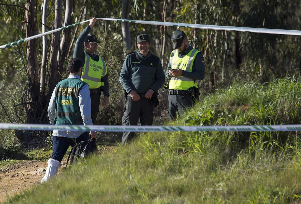 Guardias civiles en el lugar donde fue encontrado el cuerpo de Laura. EP