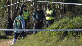 Guardias civiles en el lugar donde fue encontrado el cuerpo de Laura. EP