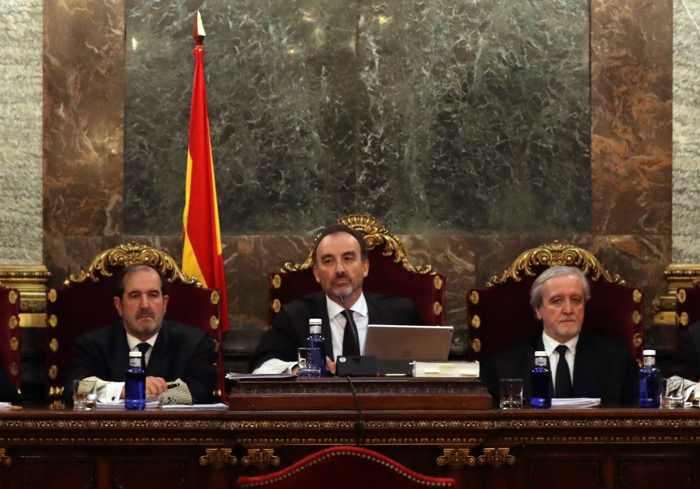 El magistrado Manuel Marchena (c) preside el tribunal, junto a los jueces Andrés Martínez Arreieta (i) y Juan Ramón Berdugo (d) - EP